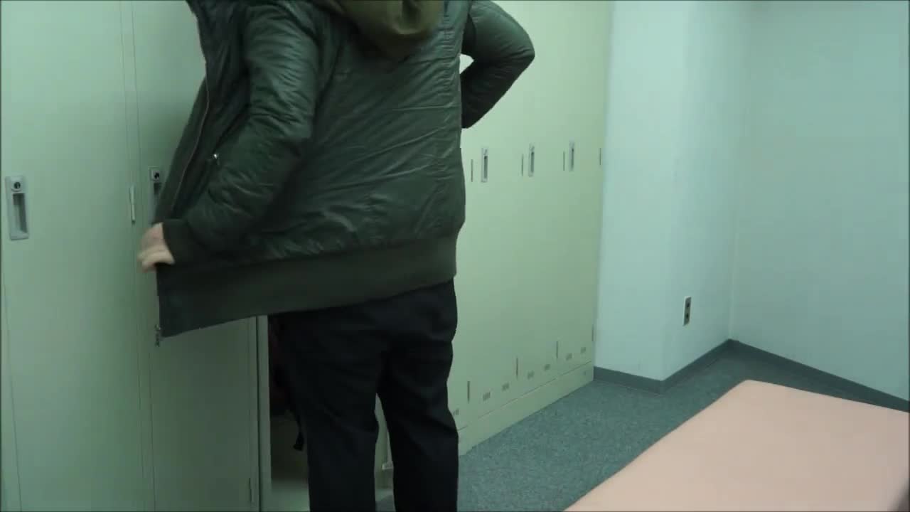 社内のロッカールームでオナニーする社員を撮影Vol.5 sample 1