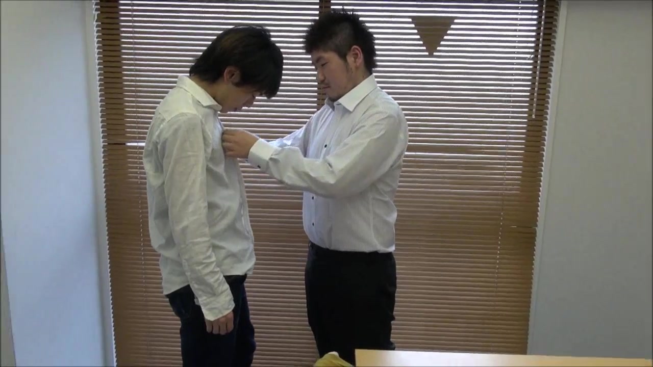 誰もいない社内会議室で、いかつい先輩にフェラチオをせまられる sample 4