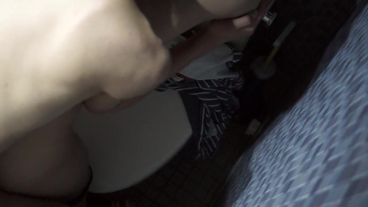 トイレでアナルセックス 狭い個室でイチャつくイケメンカップル sample 22