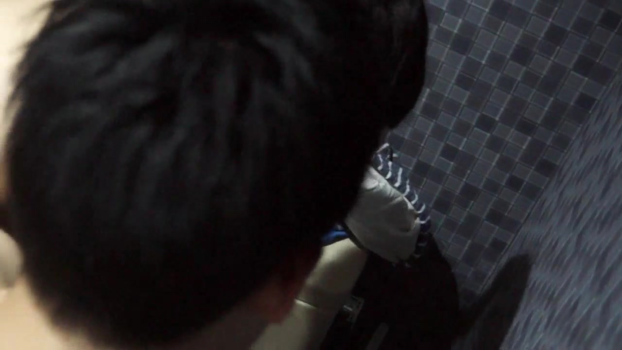 トイレでアナルセックス 狭い個室でイチャつくイケメンカップル sample 29